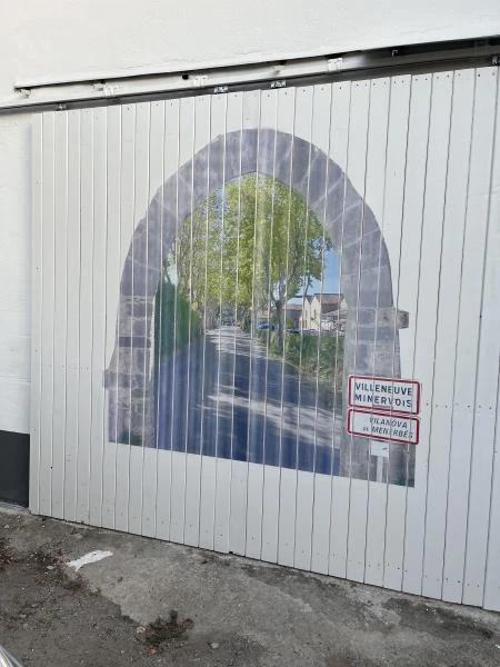 Commander une impression murale unique avec MUST PEINTURES pour votre porte de garage